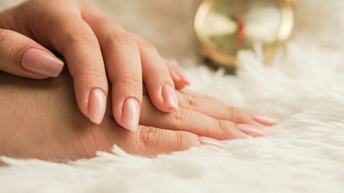 Hybrid gel manicure